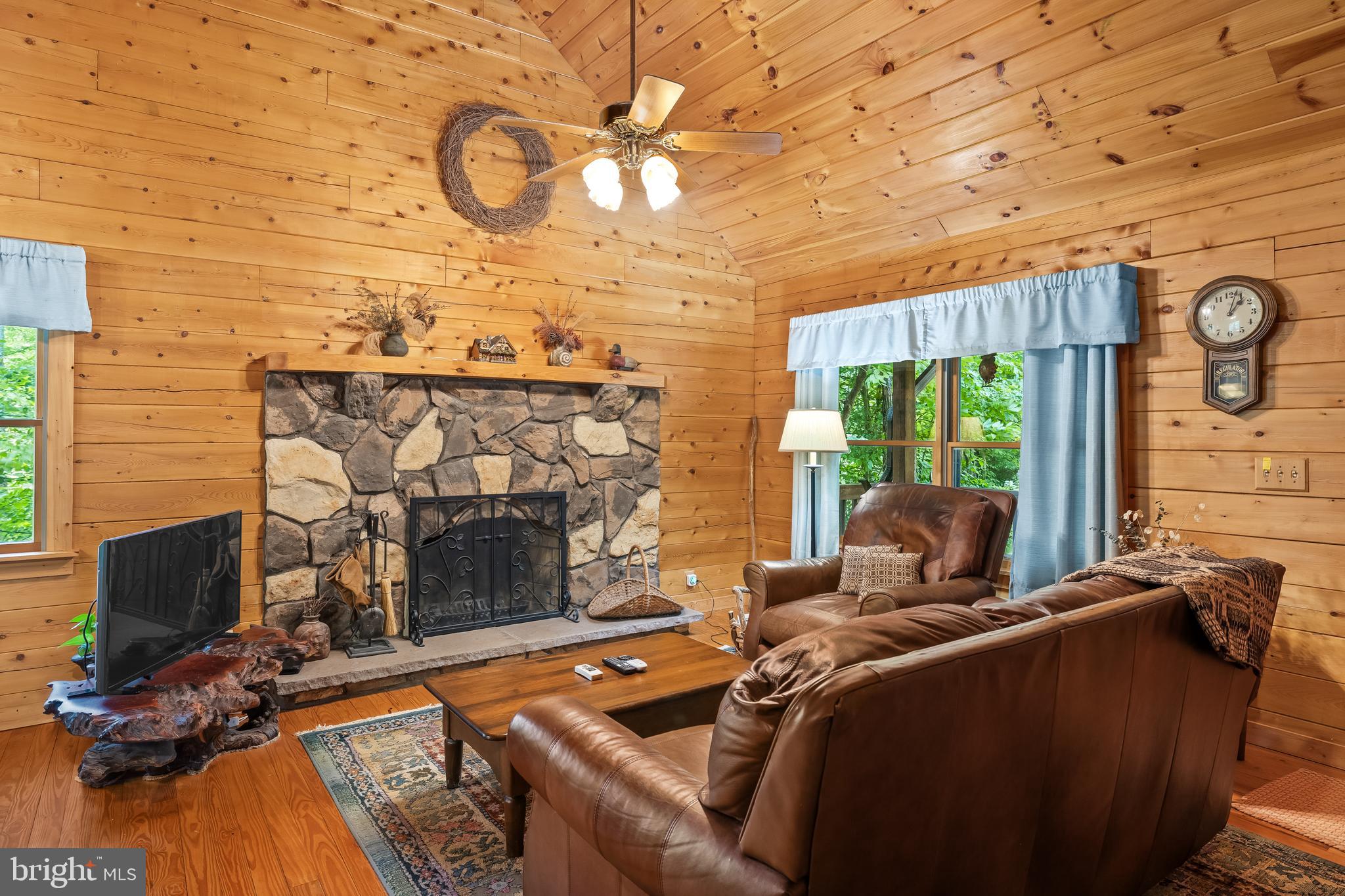 ROLLING WOODS - Residential