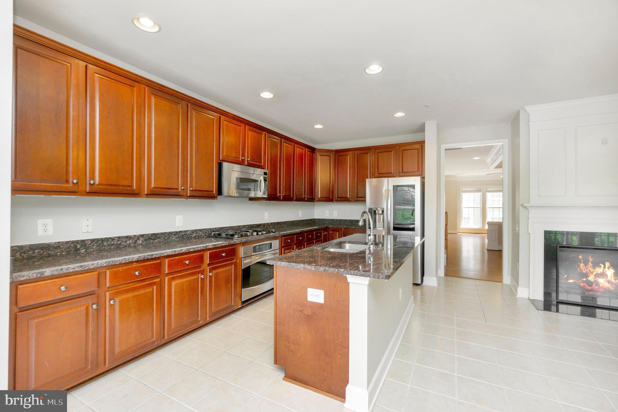 POTOMAC CLUB CONDOMINIUMS - Residential Lease