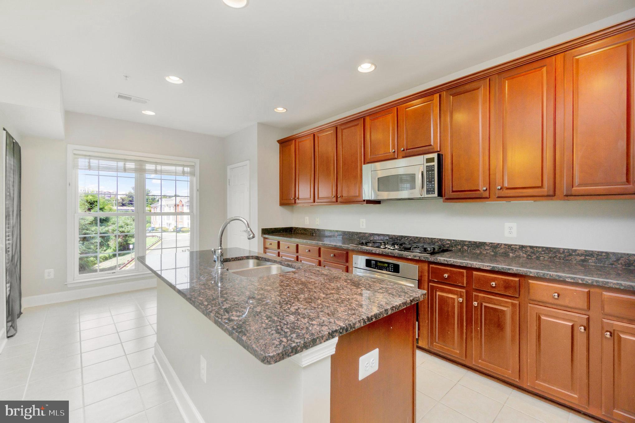 POTOMAC CLUB CONDOMINIUMS - Residential Lease