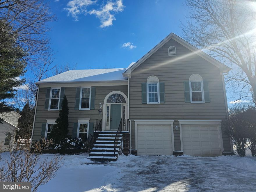 Welcome to 1012 Dulaney Mill Dr! The Property is freshly painted and carpeted. It has five full bedrooms and three baths, two Living rooms, and two fireplaces. The outdoor living space offers a deck and a large fenced backyard for entertaining.
Walk to shops, restaurants, and the grocery store. Minutes from I-270

*** New stove will be installed before occupancy***

** Please apply through Rent spree and provide supporting income information **
https://apply.link/27uzWvM