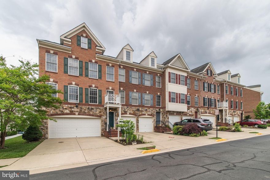 Sun filled End Unit Townhouse in Willow Oaks. Spacious LR & DR, Gourmet Kitchen w/Island Brkfast Bar, Family room off Kitchen, Brkfast Rm w/Access to Deck. Hardwood floors on main level, Large MBR w/WIC and 2 guest bedrooms. Rec room w/full bath, could be 4th bedroom. Fire up the grill in fenced Yard. Convenient to Commuting & Shopping, Next to Fair Oaks & Fair Lakes shops. This one is a 10+