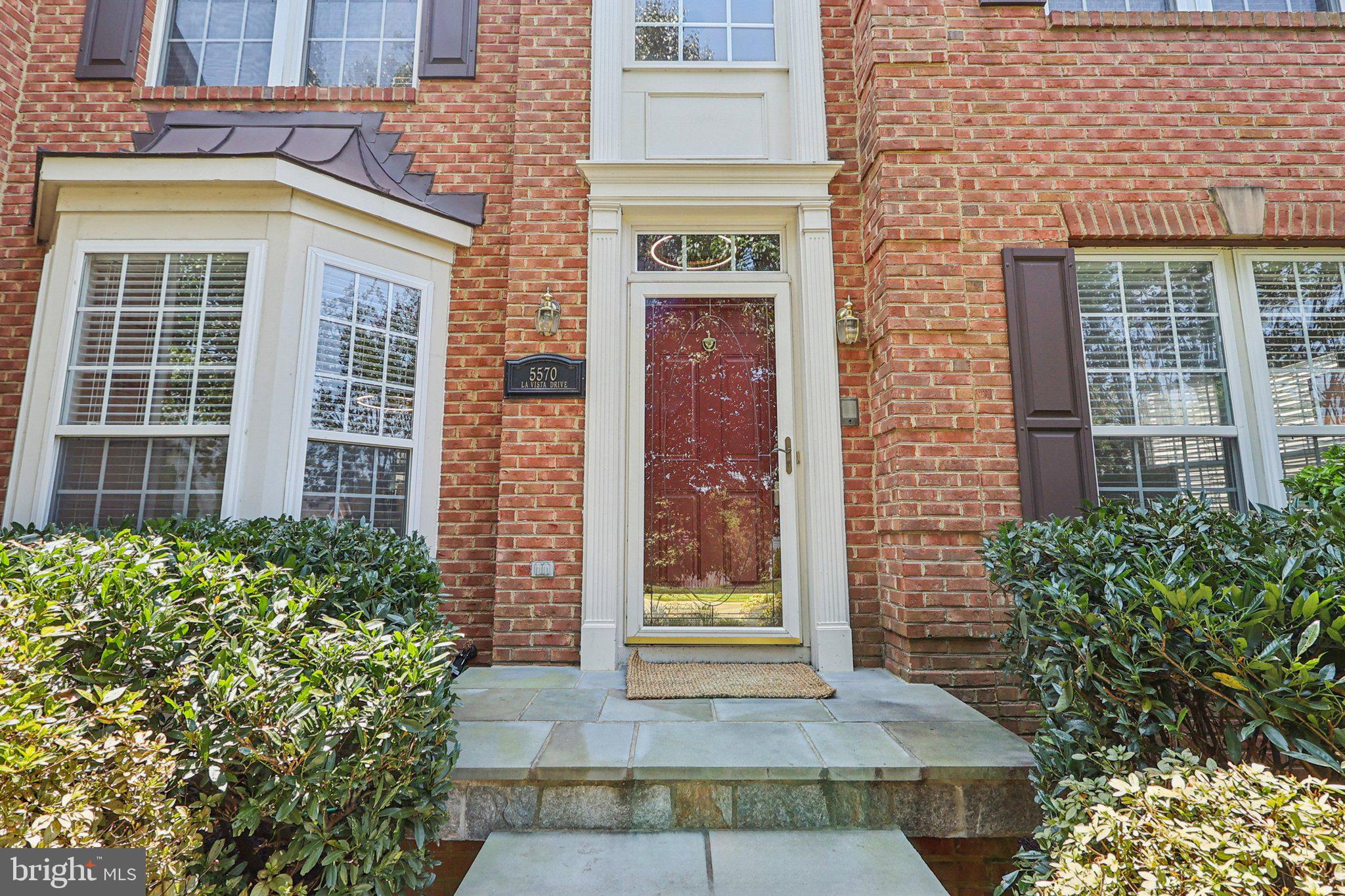 5570 LA VISTA DRIVE