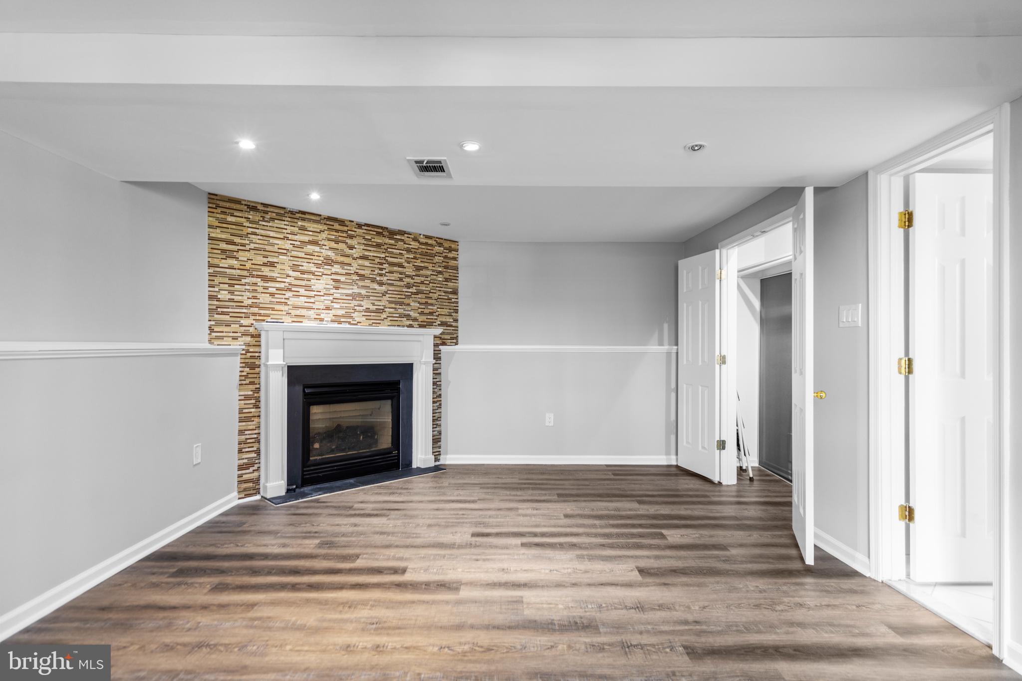 EDGELEA WOODS - Residential