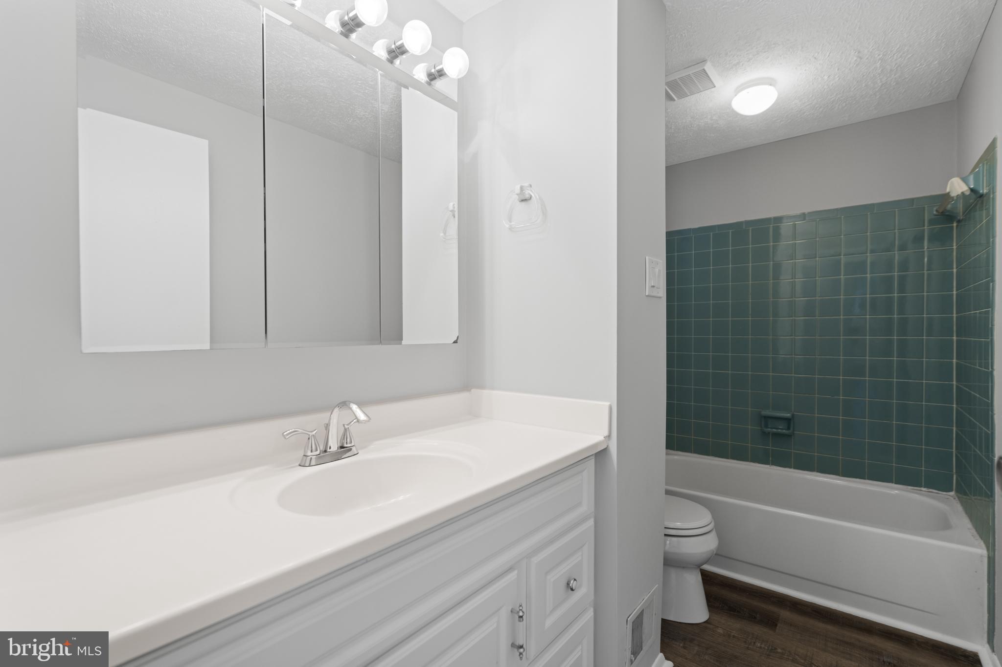 EDGELEA WOODS - Residential