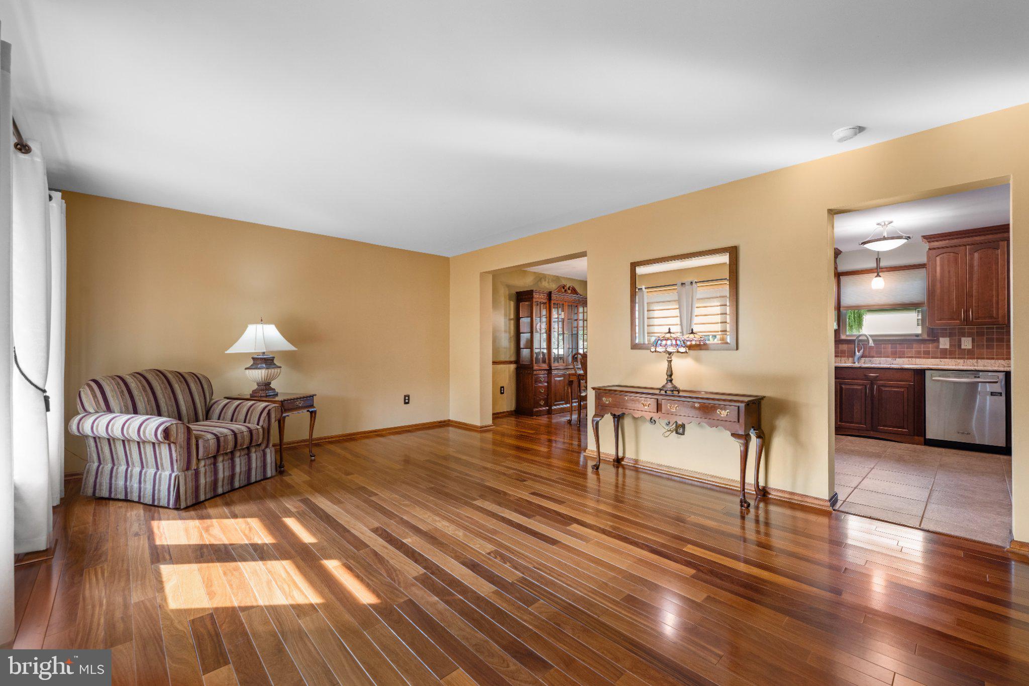 8 WILLIAMSBURG COURT