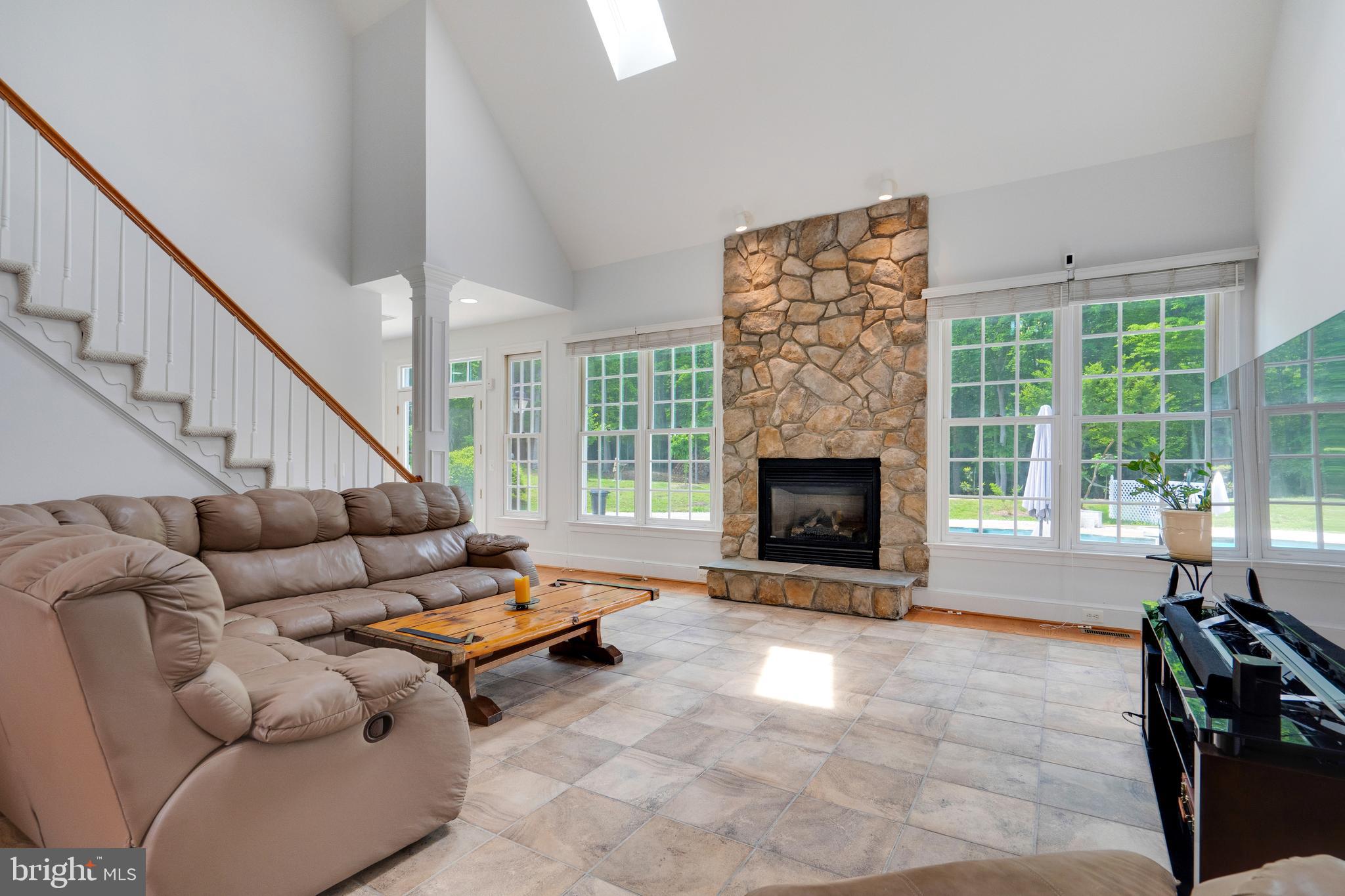 HAMPTON HILLS - Residential