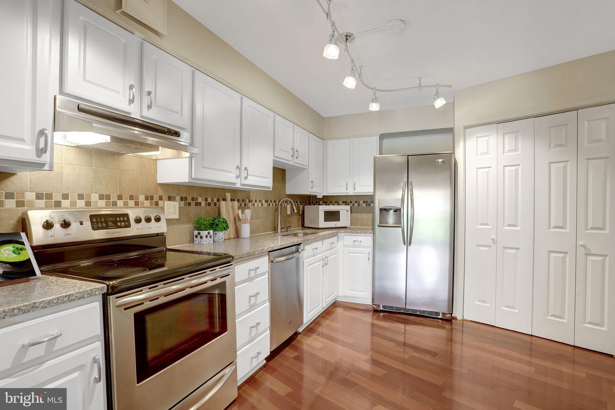 1600 OAK STREET N 732