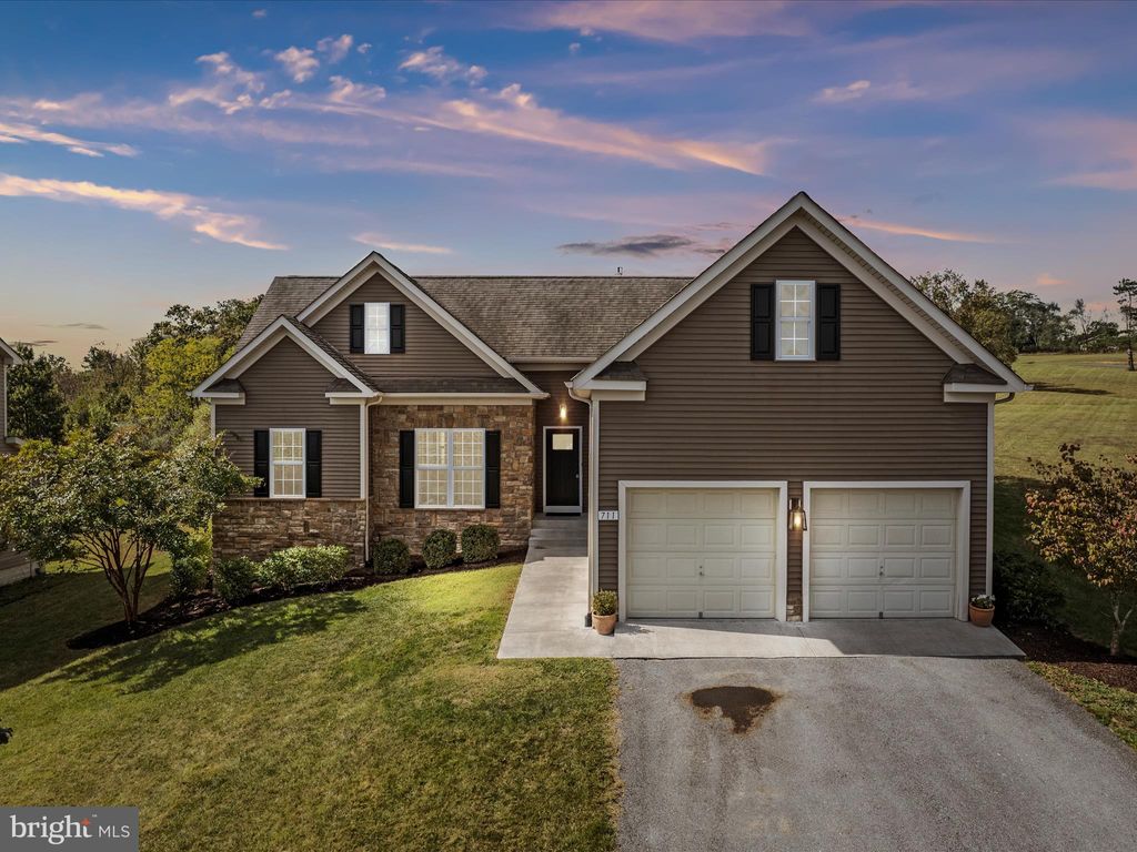 Photo of 711 Masters Drive, CROSS JUNCTION, VA 22625 (MLS # VAFV2037272)