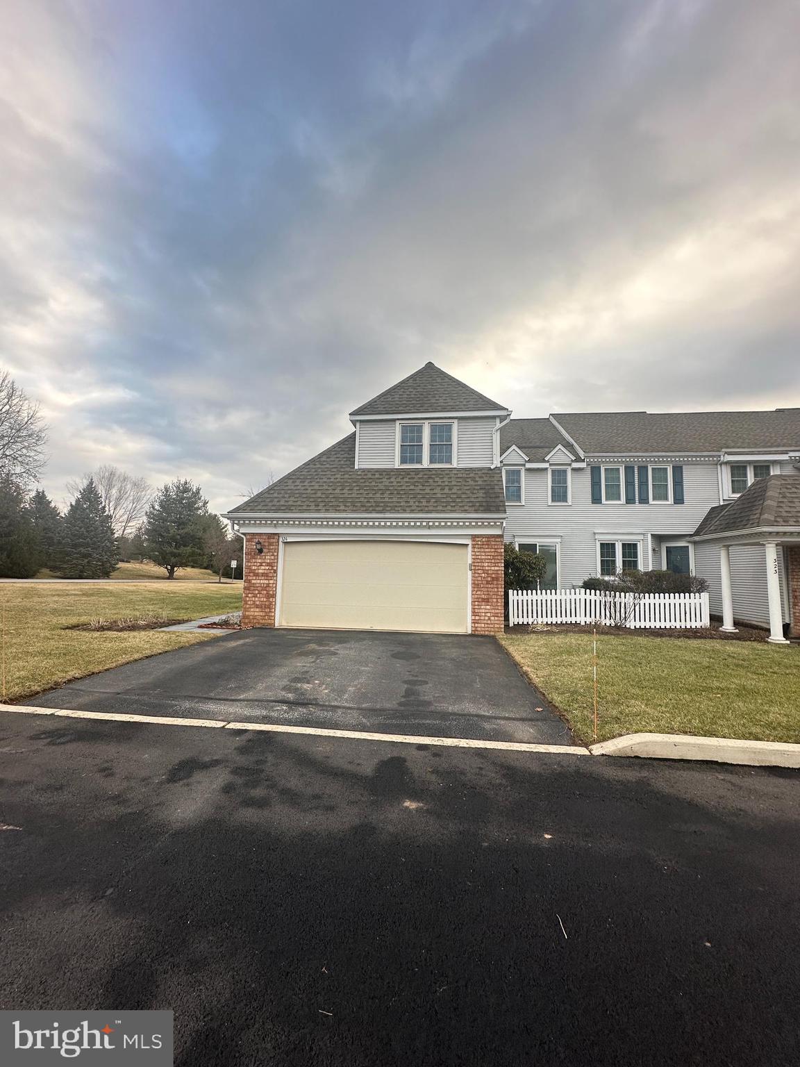 TWIN HILLS - Residential