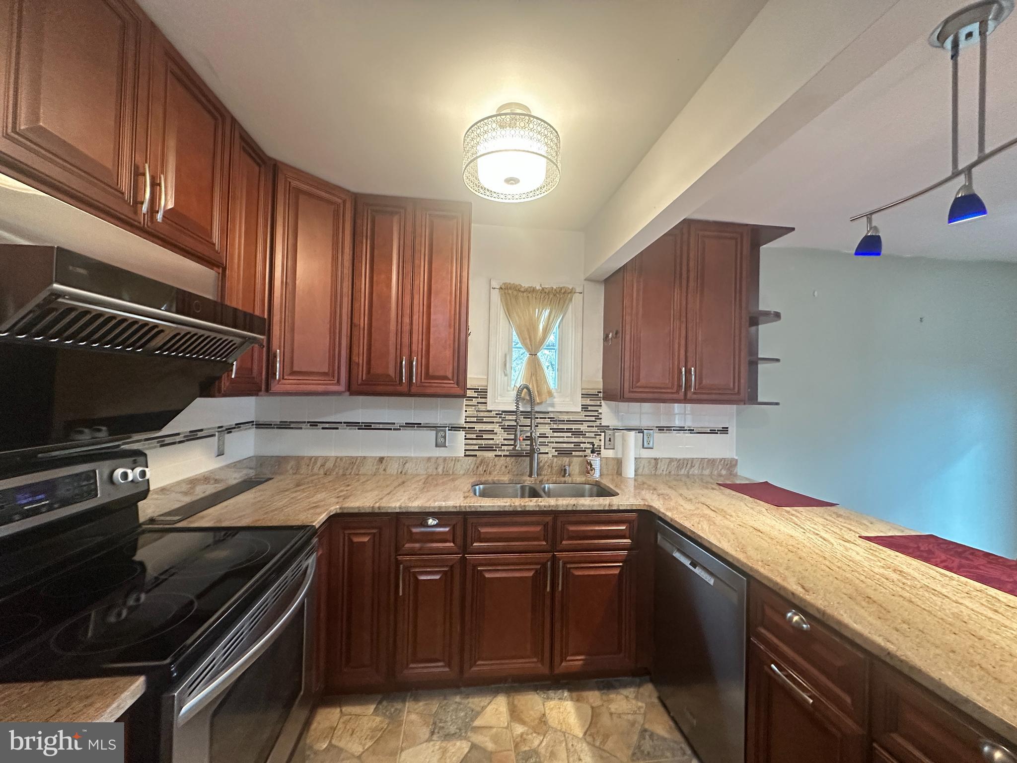 TWIN HILLS - Residential