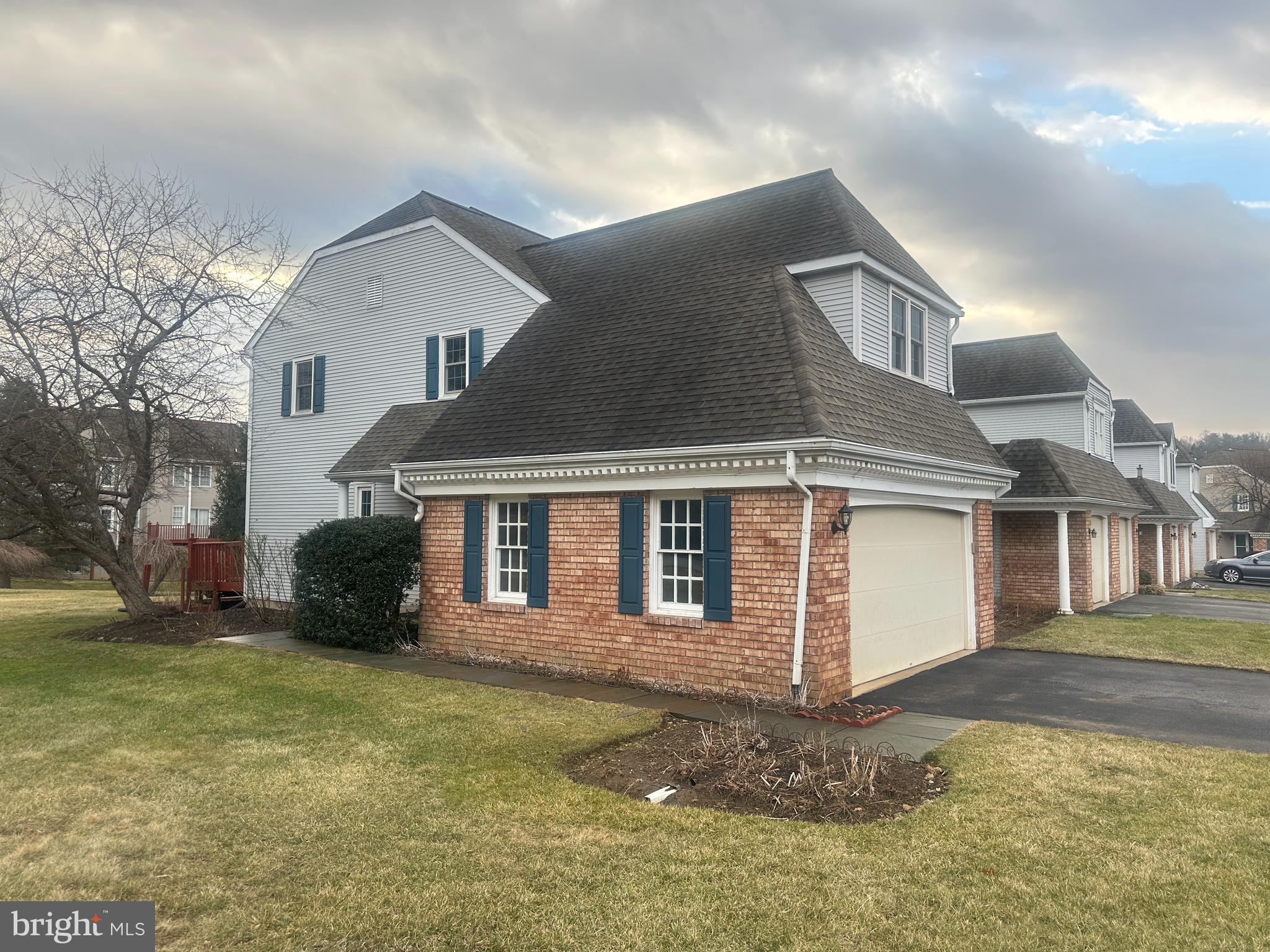 TWIN HILLS - Residential