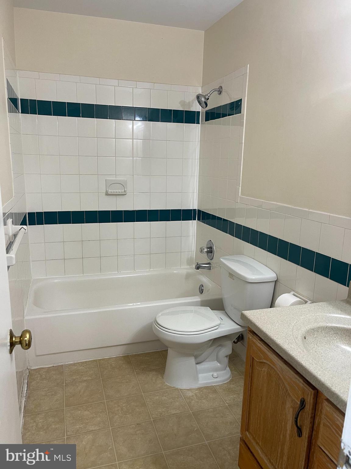 TOWN & COUNTRY TOWNHOUSES - Residential Lease