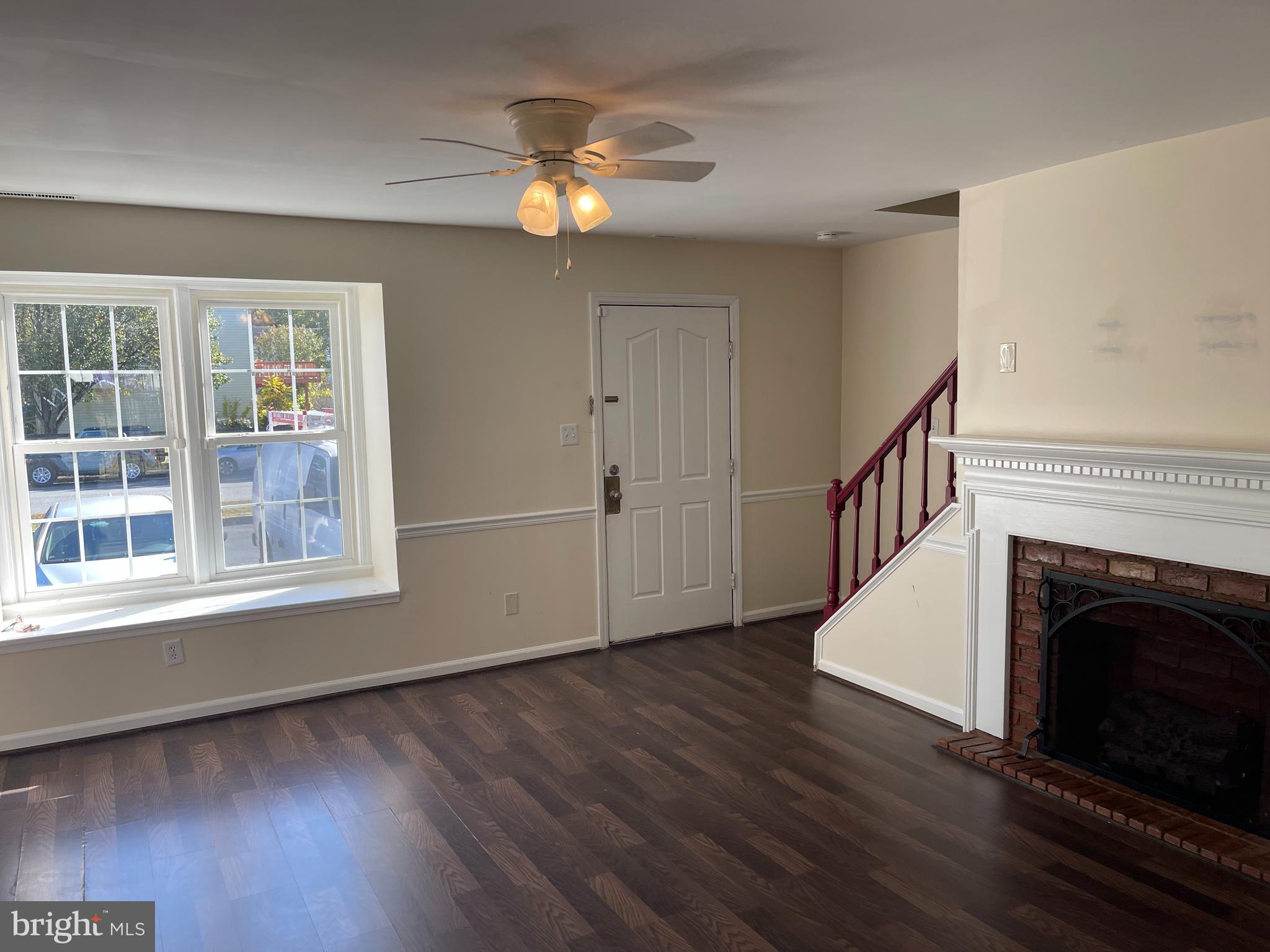 TOWN & COUNTRY TOWNHOUSES - Residential Lease