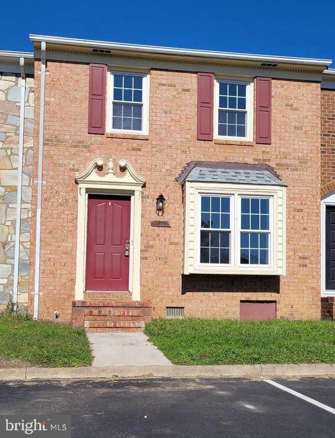 TOWN & COUNTRY TOWNHOUSES - Residential Lease