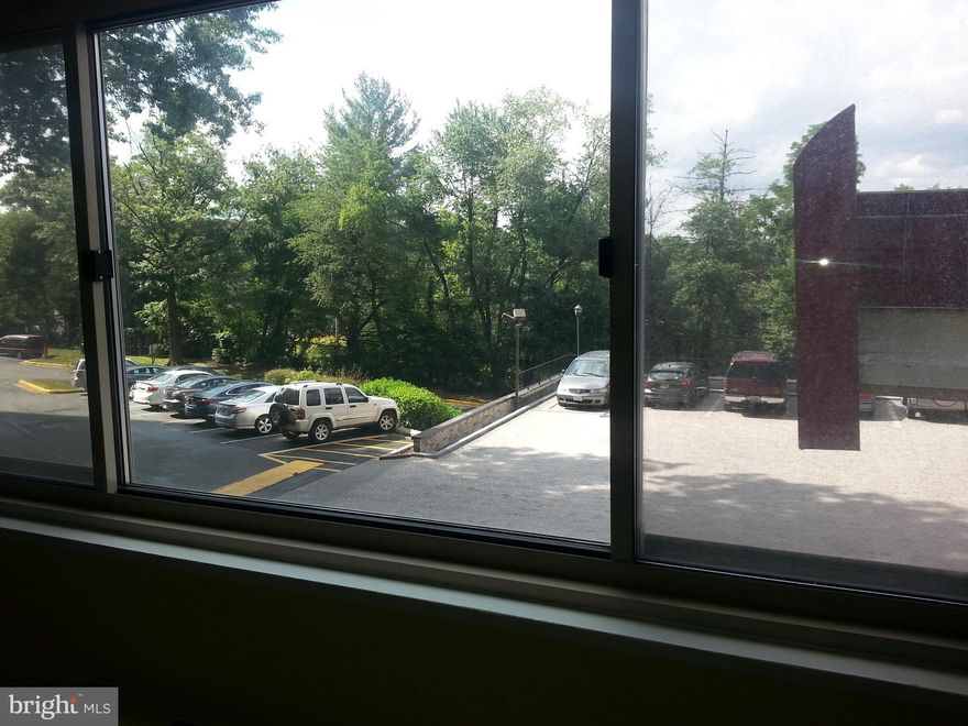 Condo fee includes utilities, fitness center, outdoor pool, club room. 24-hr front desk, pool, fitness center. Great Location.Shuttle bus to Pentagon and Old Town Alexandria.  So convenient to Pentagon, DC.