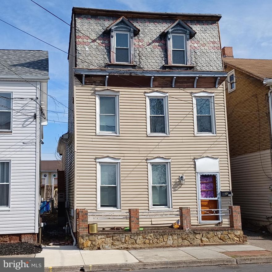 A cozy single-family home with 3 BR/2 bath. New vinyl plank flooring recently installed throughout 1st floor. Currently tenant-occupied on a MTM lease, this property offers nice cash flow - see Economic Analysis in Documents.  48 hour notice required for all showings. No Sunday showings.