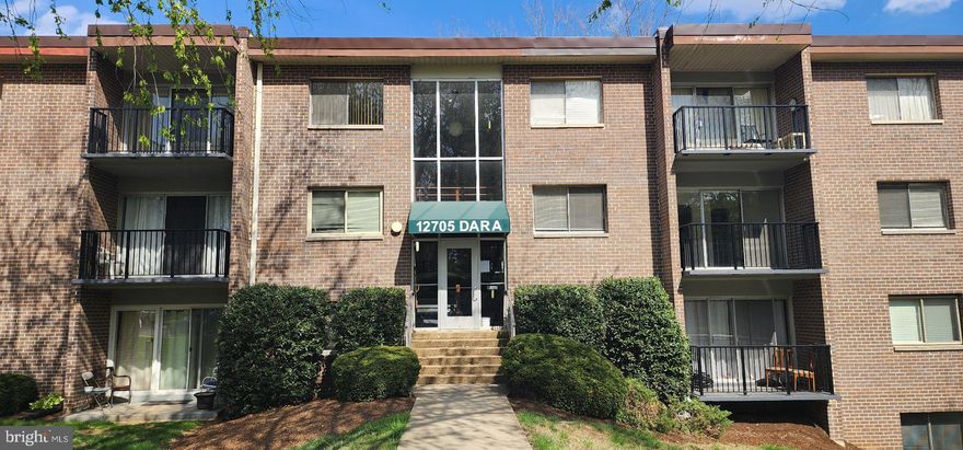 This freshly updated condo offers a clean, move‑in‑ready feel with new paint throughout, a fully redone bathroom, brand‑new granite countertops, and a new fridge and stove (purchased and installed in February 2026) that give the kitchen a crisp, modern touch. Gas, electric, and water are all included in the condo fee, keeping monthly budgeting simple and predictable. The location puts you close to the charm of Old Town Occoquan with its waterfront dining, boutique shops, and weekend events, and you’re also just minutes from the Occoquan River, marinas, parks, and trails. Quick access to I‑95 and Route 123 makes commuting easy, and nearby spots like Tackett’s Mill, Potomac Mills, and Stonebridge offer plenty of shopping, dining, and entertainment options.