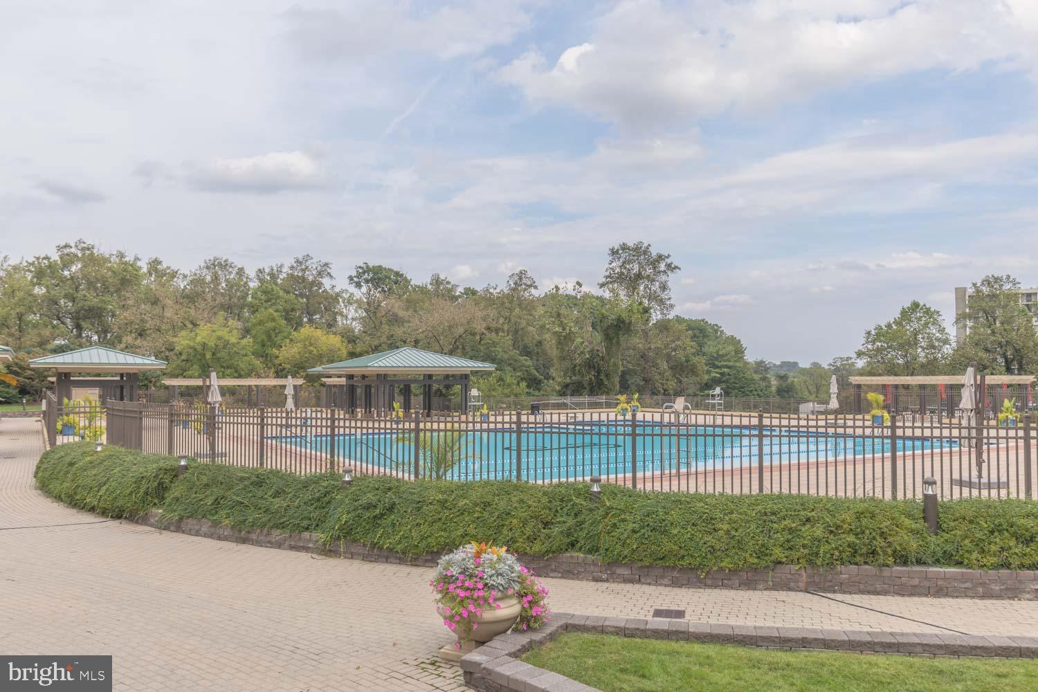 PROMENADE TOWERS - Residential