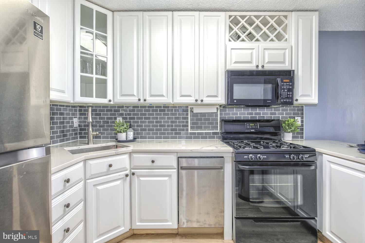 PROMENADE TOWERS - Residential