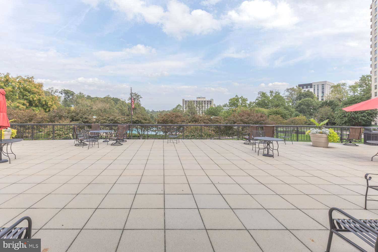 PROMENADE TOWERS - Residential