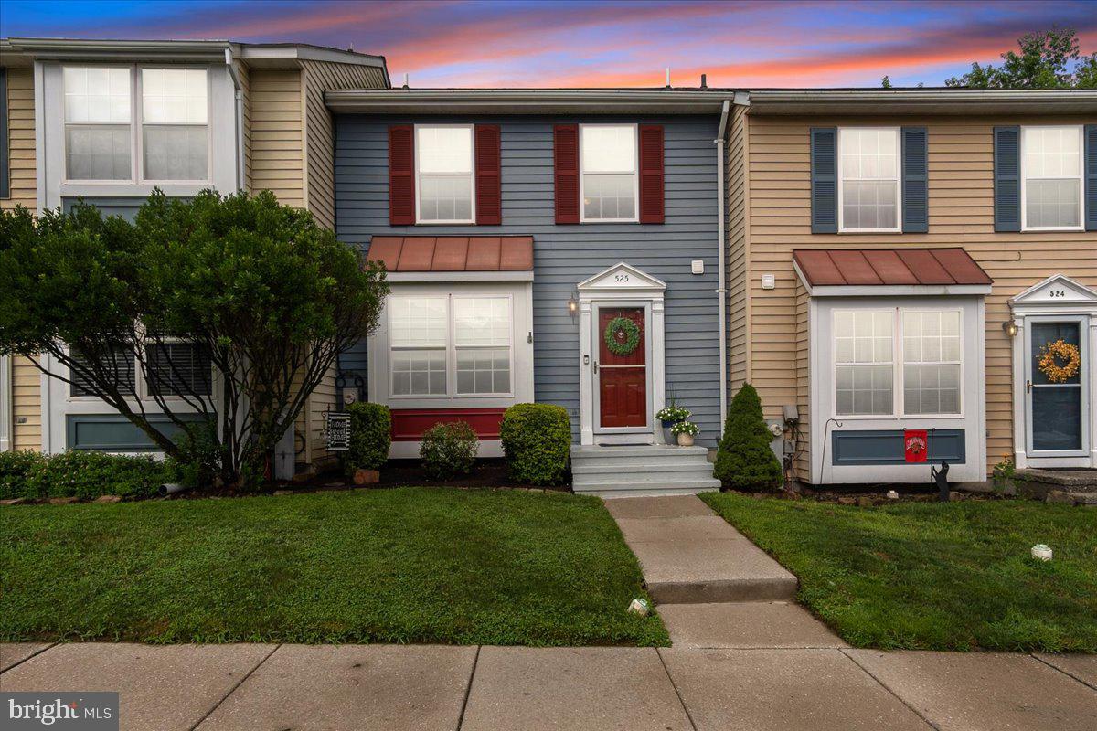 ✨ Delightful Townhome in Furnace Hills! ✨
Tucked away on a quiet cul-de-sac, this beautifully updated 1,496+ sqft townhome offers modern comfort, stylish finishes, and a peaceful setting that backs to trees and the scenic Wakefield Valley Trail.
The front cook’s kitchen features rich espresso cabinetry, granite countertops, a glass tile backsplash, stainless steel appliances, and a bright breakfast area with a box bay window. A convenient pass-through opens to the dining room, seamlessly connecting to the spacious living area—perfect for entertaining.
The living and dining rooms showcase luxury wide plank flooring, floor-to-ceiling built-ins, a cozy wood-burning fireplace, a modern chandelier, and a slider walkout to a private rear deck. A main level half bathroom adds extra convenience.
Upstairs, the main bedroom includes built-in shelving, a lighted ceiling fan, and crown molding. The upper level also offers a full bathroom with a tub/shower combo and additional comfortable bedrooms.
The finished lower level features a versatile rec room with custom built-ins, extra storage, and a walkout to a brick patio and open backyard.
Recent Updates:
2025: Fresh interior paint and brand new hot water heater
2022: New roof and rear fence
Additional Highlights:
2 assigned parking spaces
Community tot lots and walking paths
Easy access to shopping and commuter routes
🏡 A wonderful place to call home and start new memories!