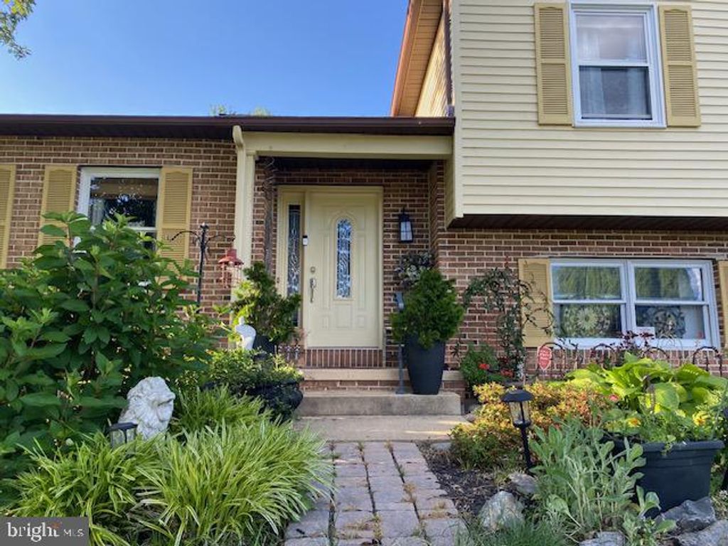 Photo of 1505 Putnam Drive, Lancaster, PA 17602 (MLS # PALA2051756)