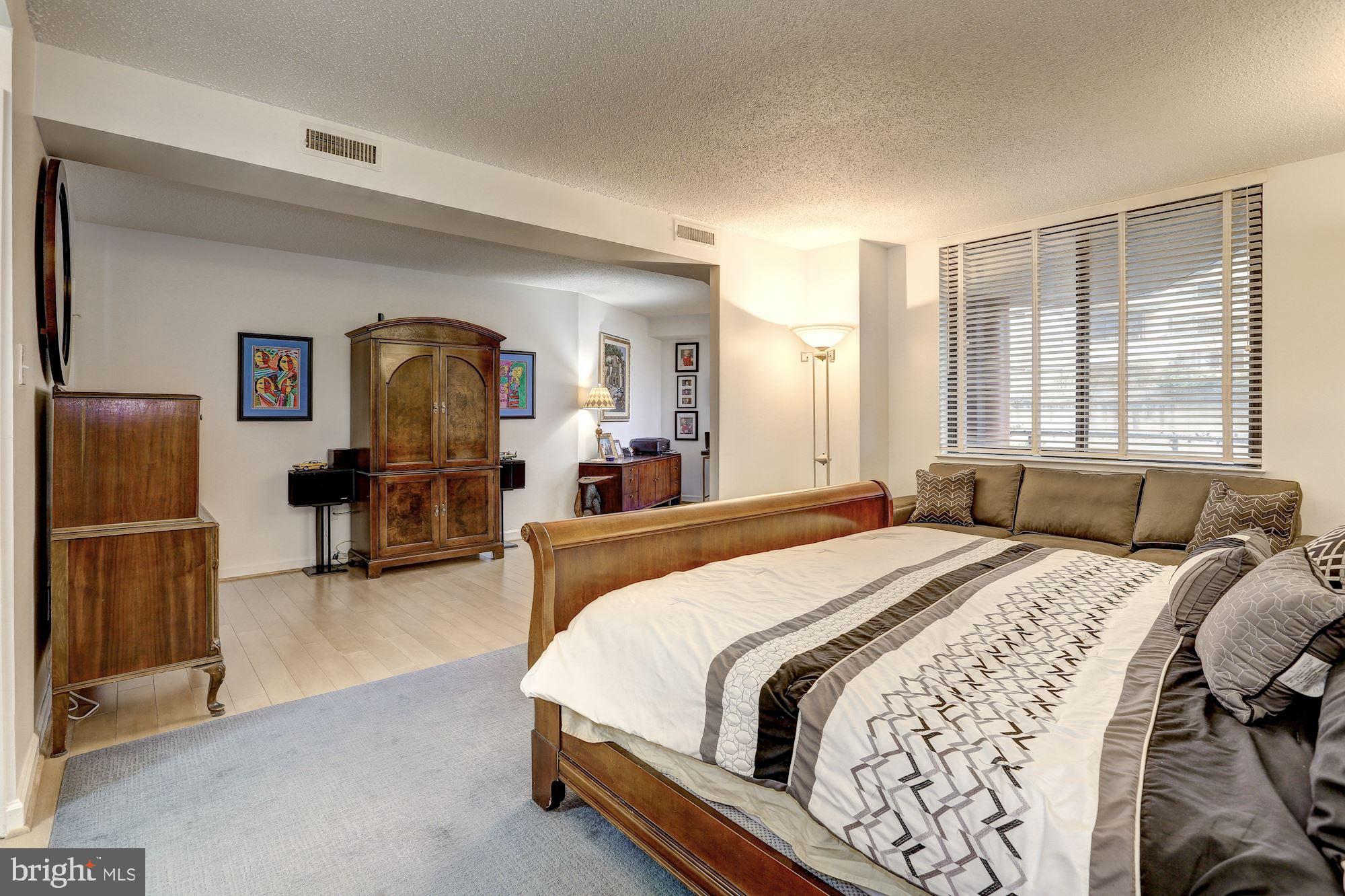 THE CARLETON OF CHEVY CHASE - Residential