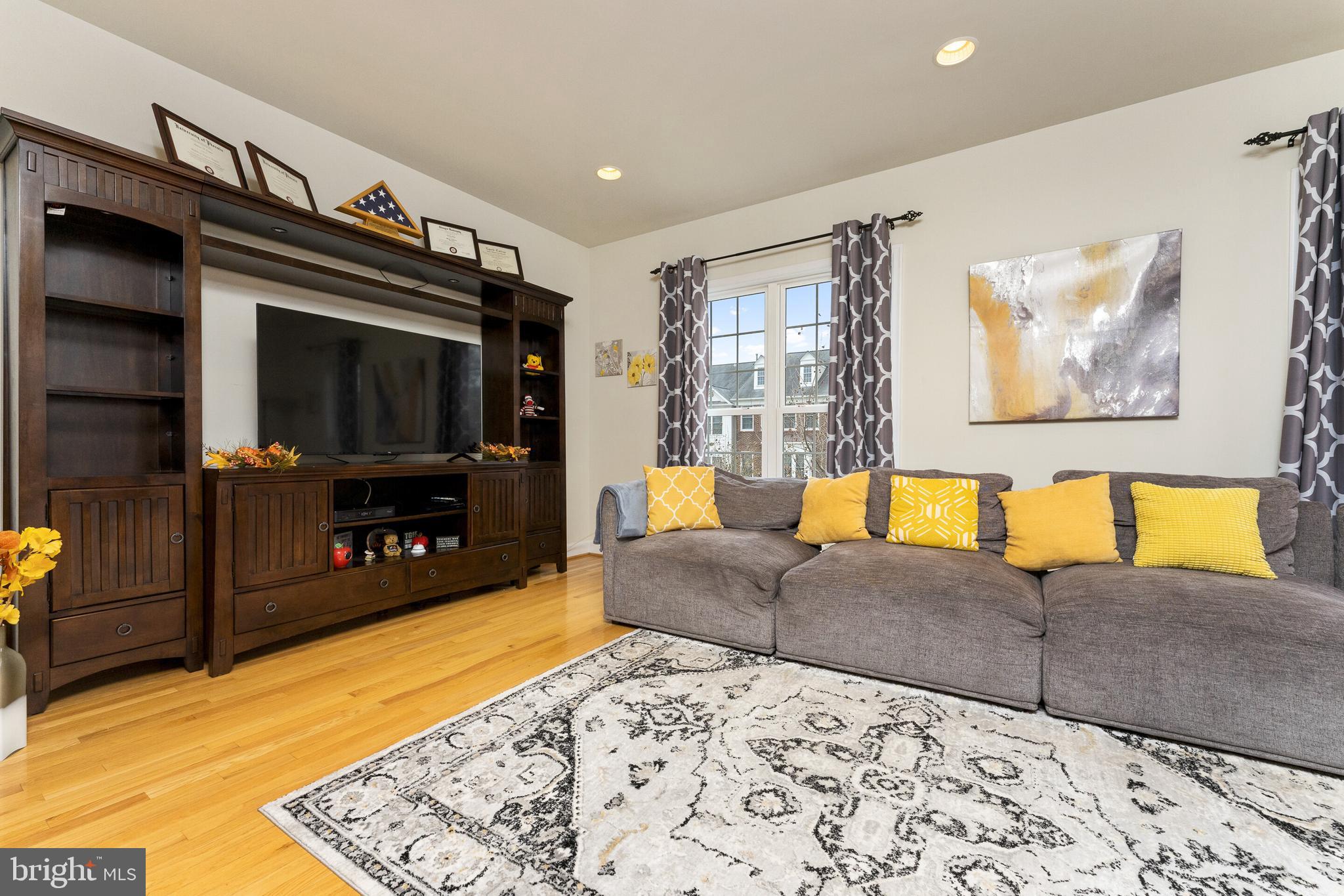 POTOMAC CLUB CONDOMINIUMS - Residential