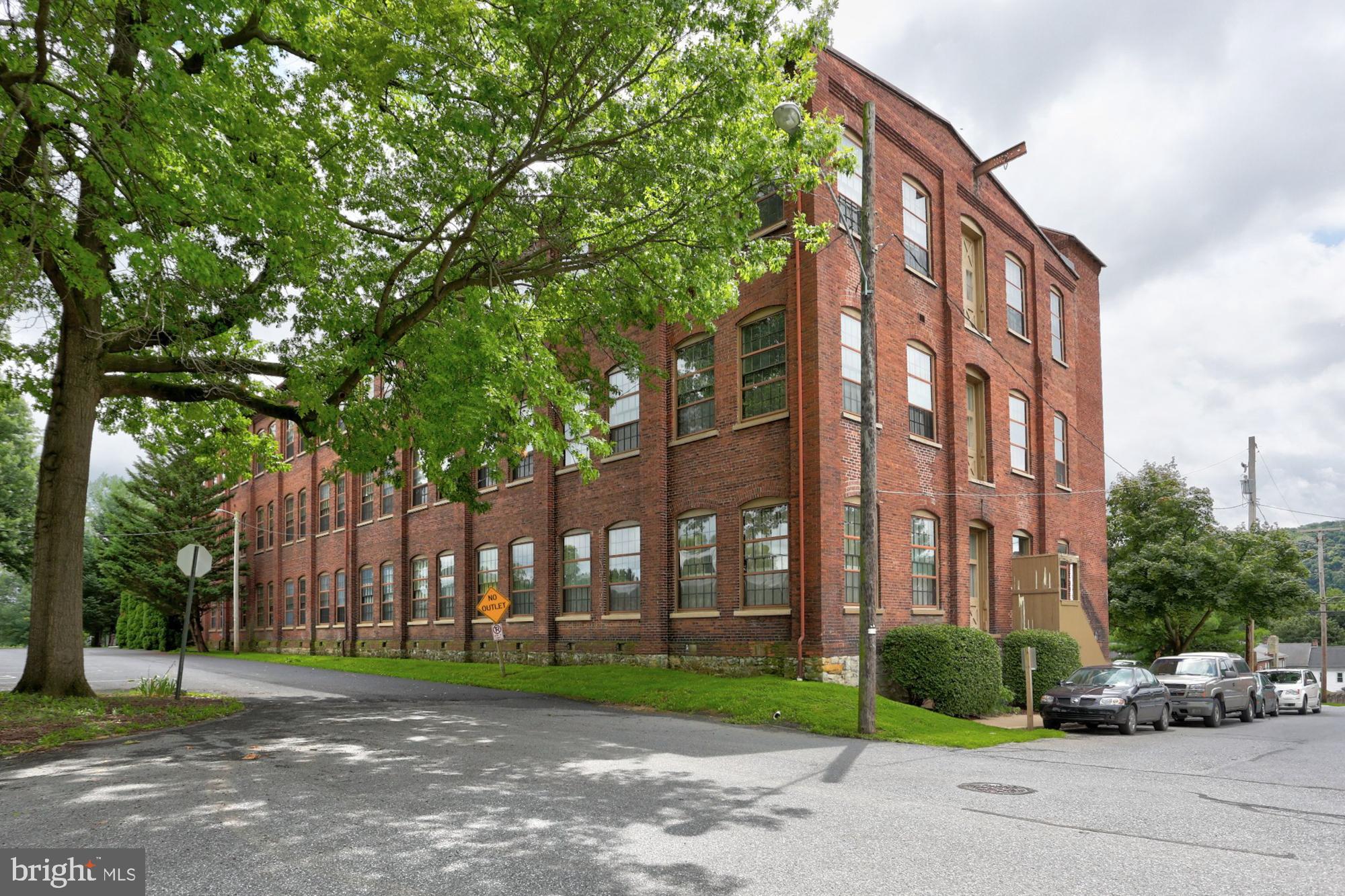 Stunning condo in Silk Mill! Don't miss your opportunity to own this gorgeous home! Convenient condo living in a great location with lots of updates throughout! Great, quiet location with Park across the street.