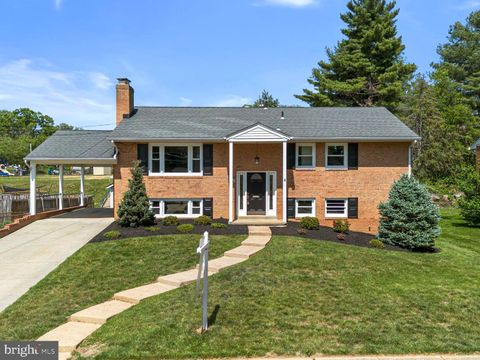 Photo of 7530 Fairwood Lane, FALLS CHURCH, VA 22046 (MLS # VAFX2306192)