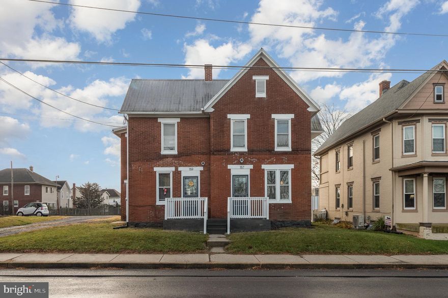 This is a great side-by-side 2 unit property. Both units have 3beds 1bath and plenty of space!