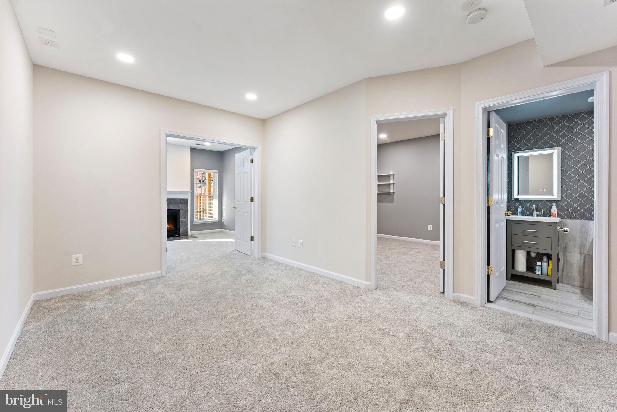 SOUTH RIDING - Residential Lease