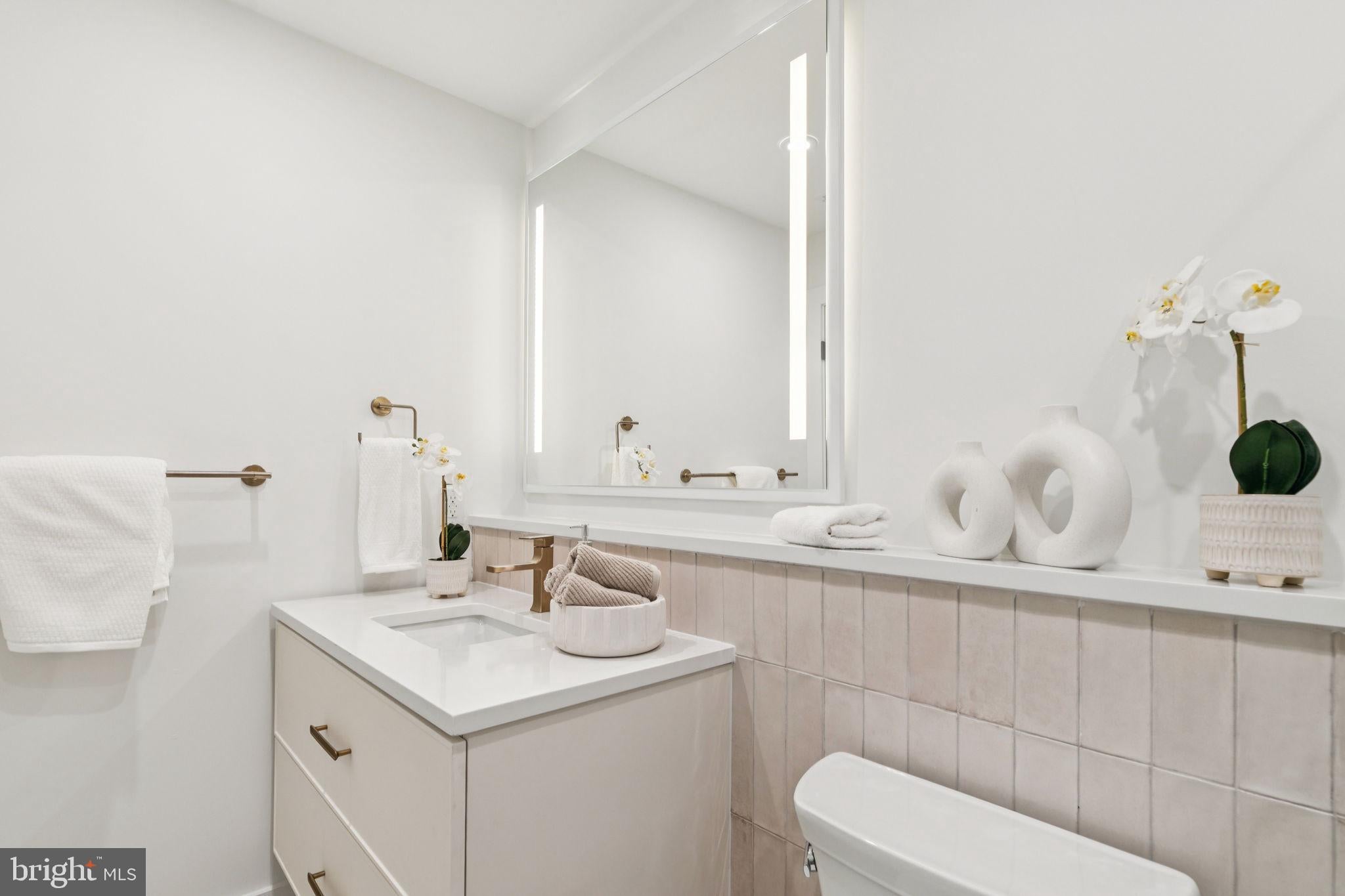20 W ALLENS LANE 30 105