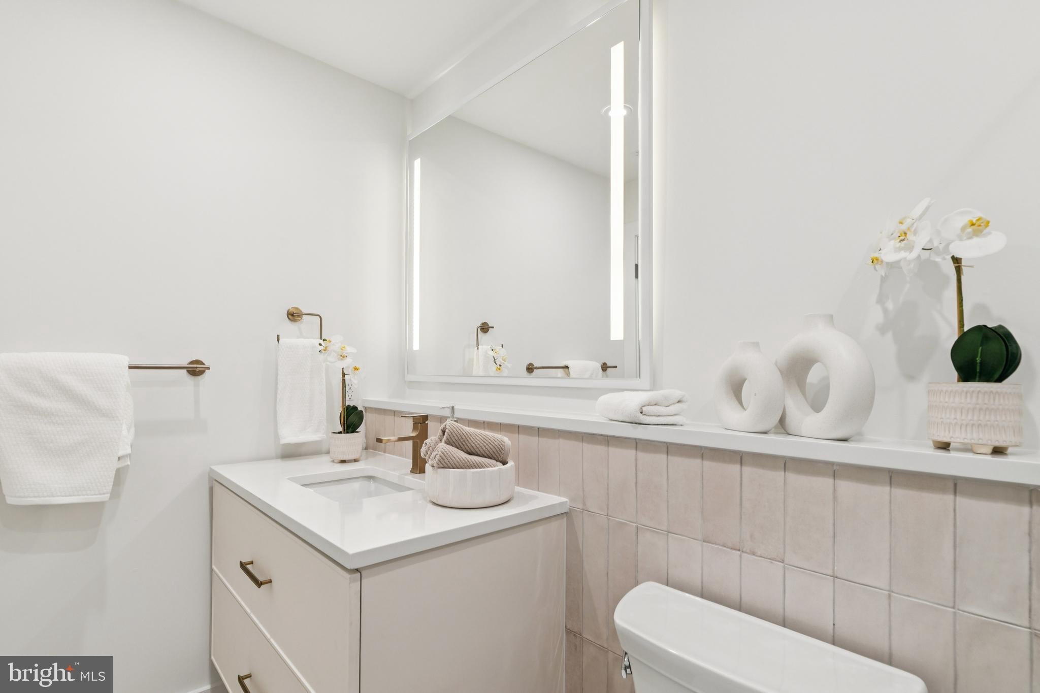 20 W ALLENS LANE 30 105