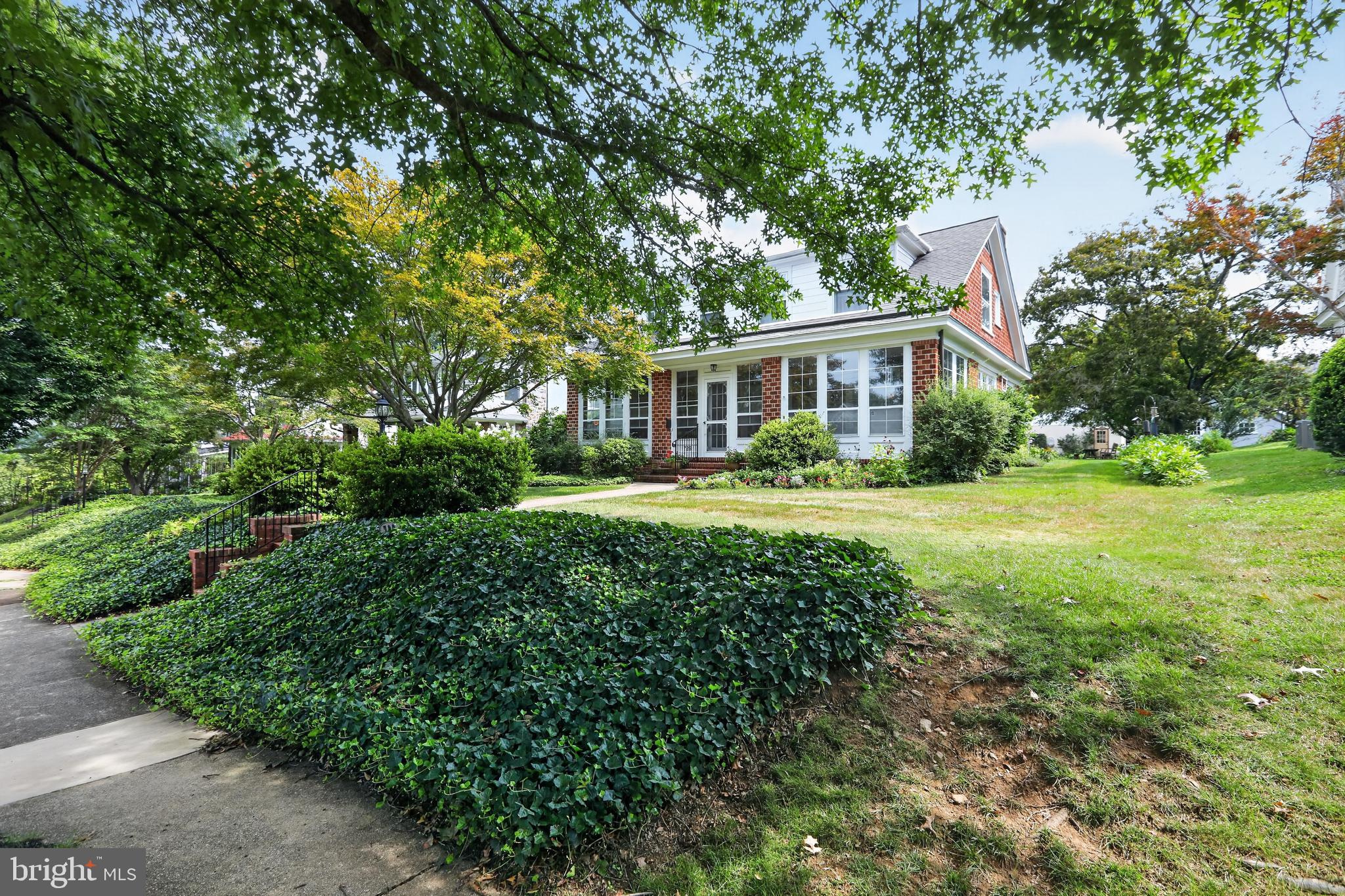 729 N WALNUT STREET