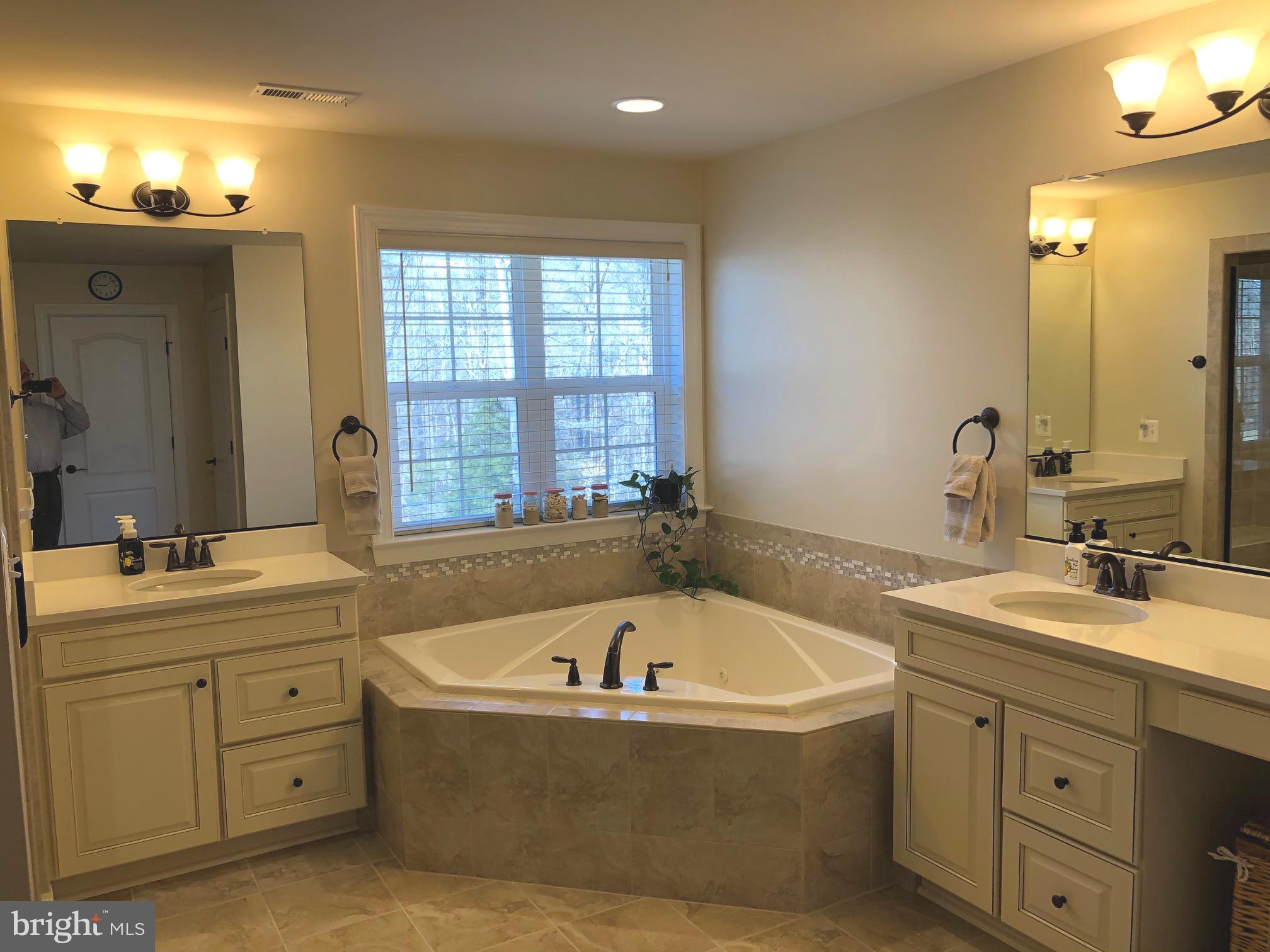 OAKLAND HALL - Residential