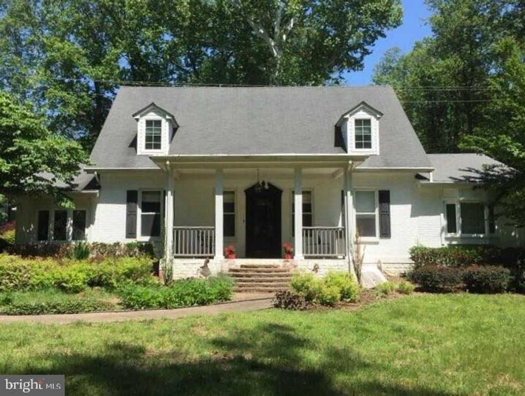 Photo of 19266 Mockingbird Heights Road, TRIANGLE, VA 22172 (MLS # VAPW2120850)