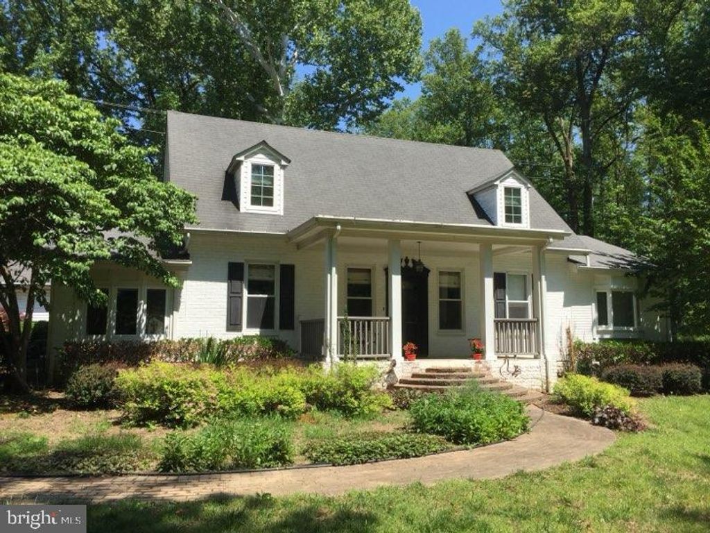 Photo of 19266 Mockingbird Heights Road, TRIANGLE, VA 22172 (MLS # VAPW2120850)