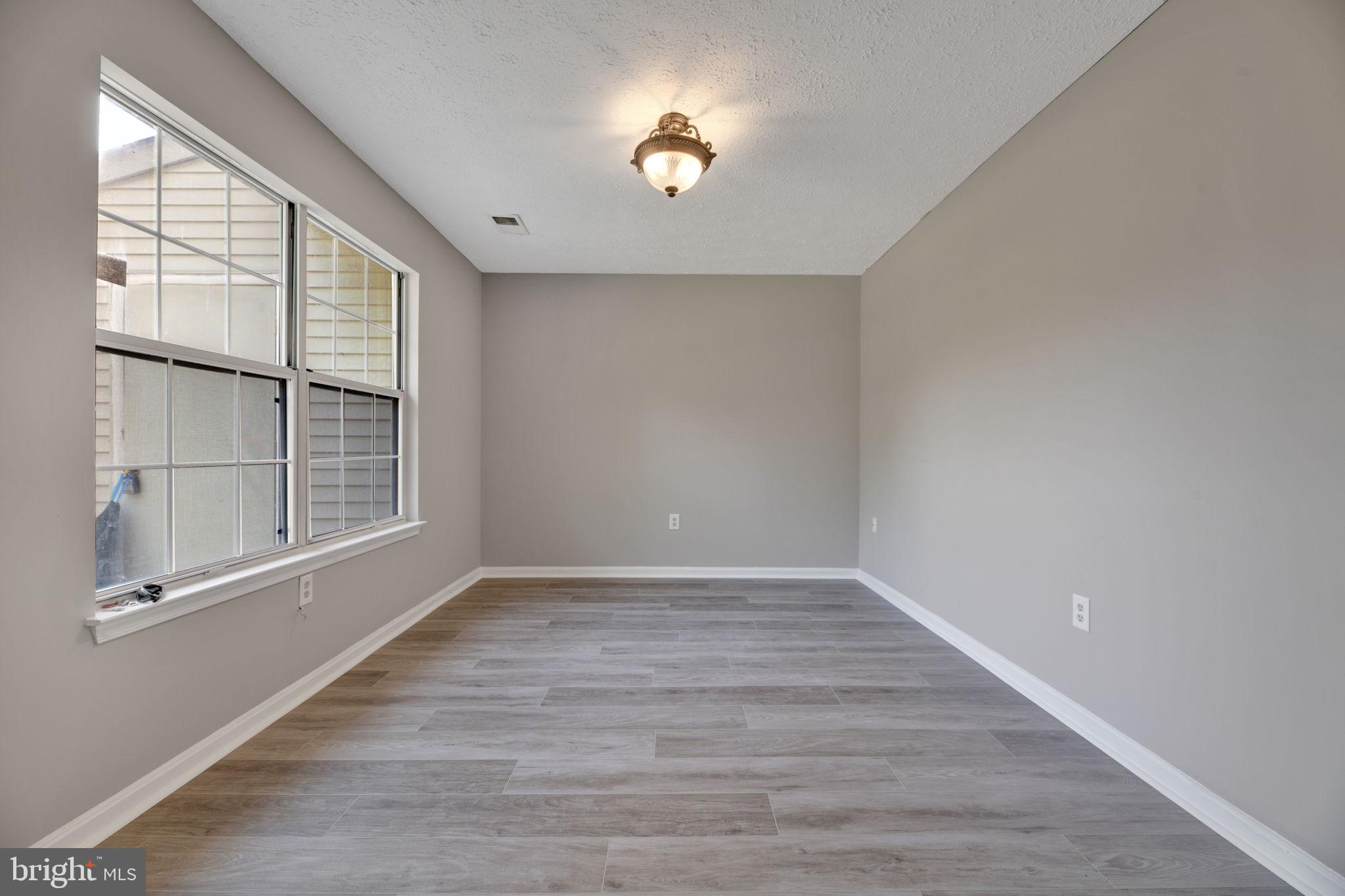 ST CHARLES HAMPSHIRE - Residential