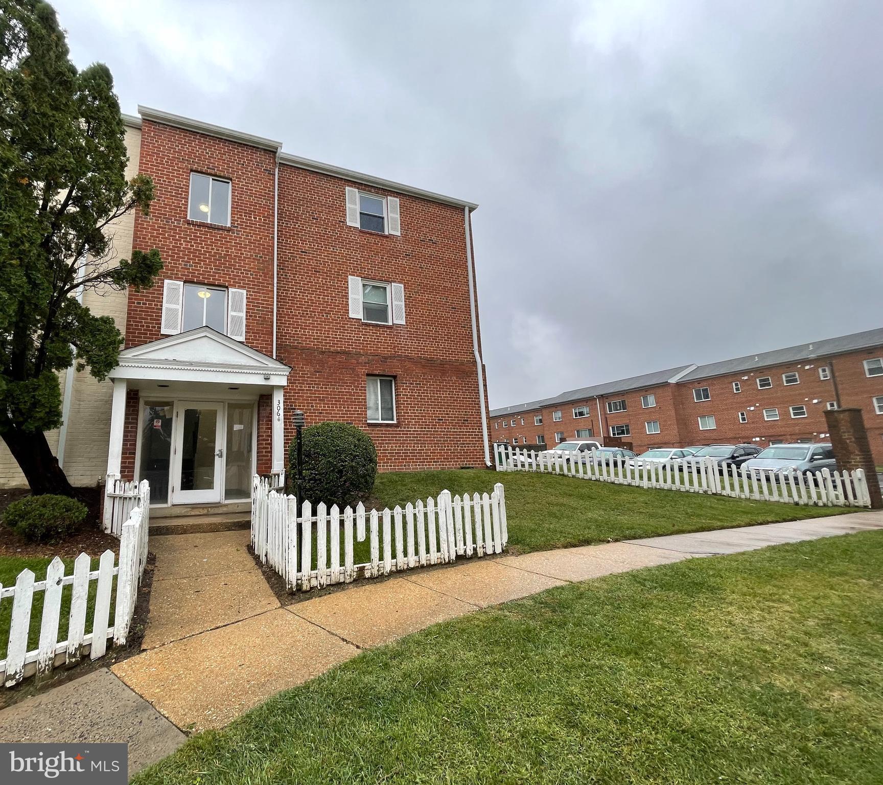 HOLLYBROOKE 2 - Residential Lease