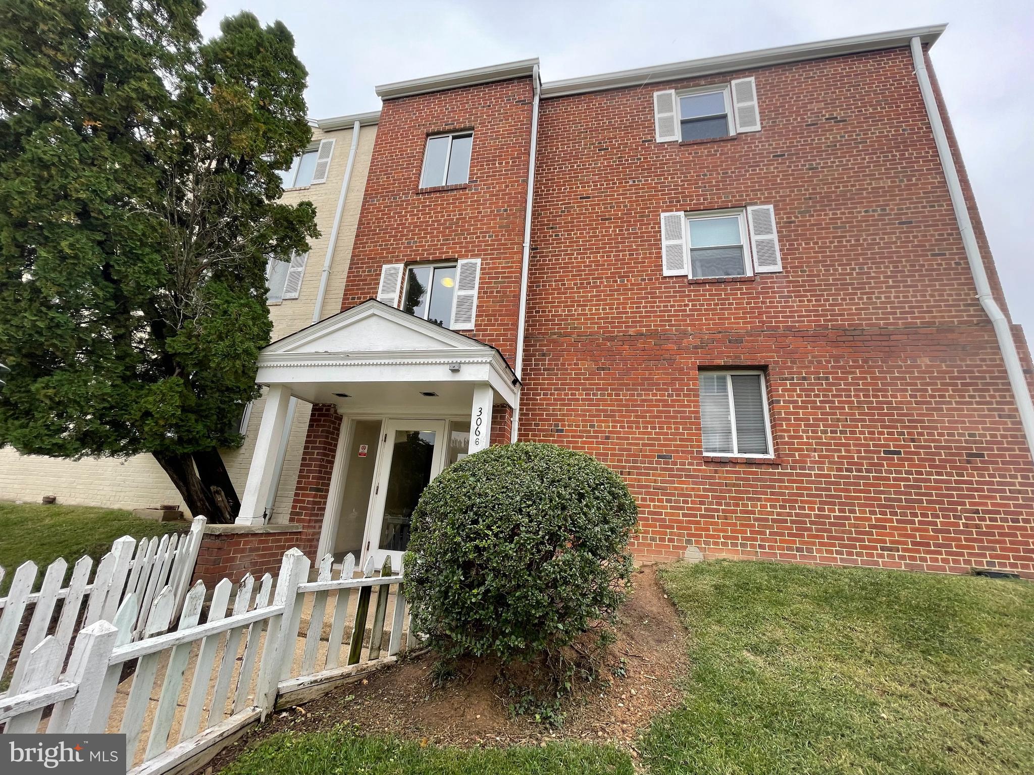 HOLLYBROOKE 2 - Residential Lease