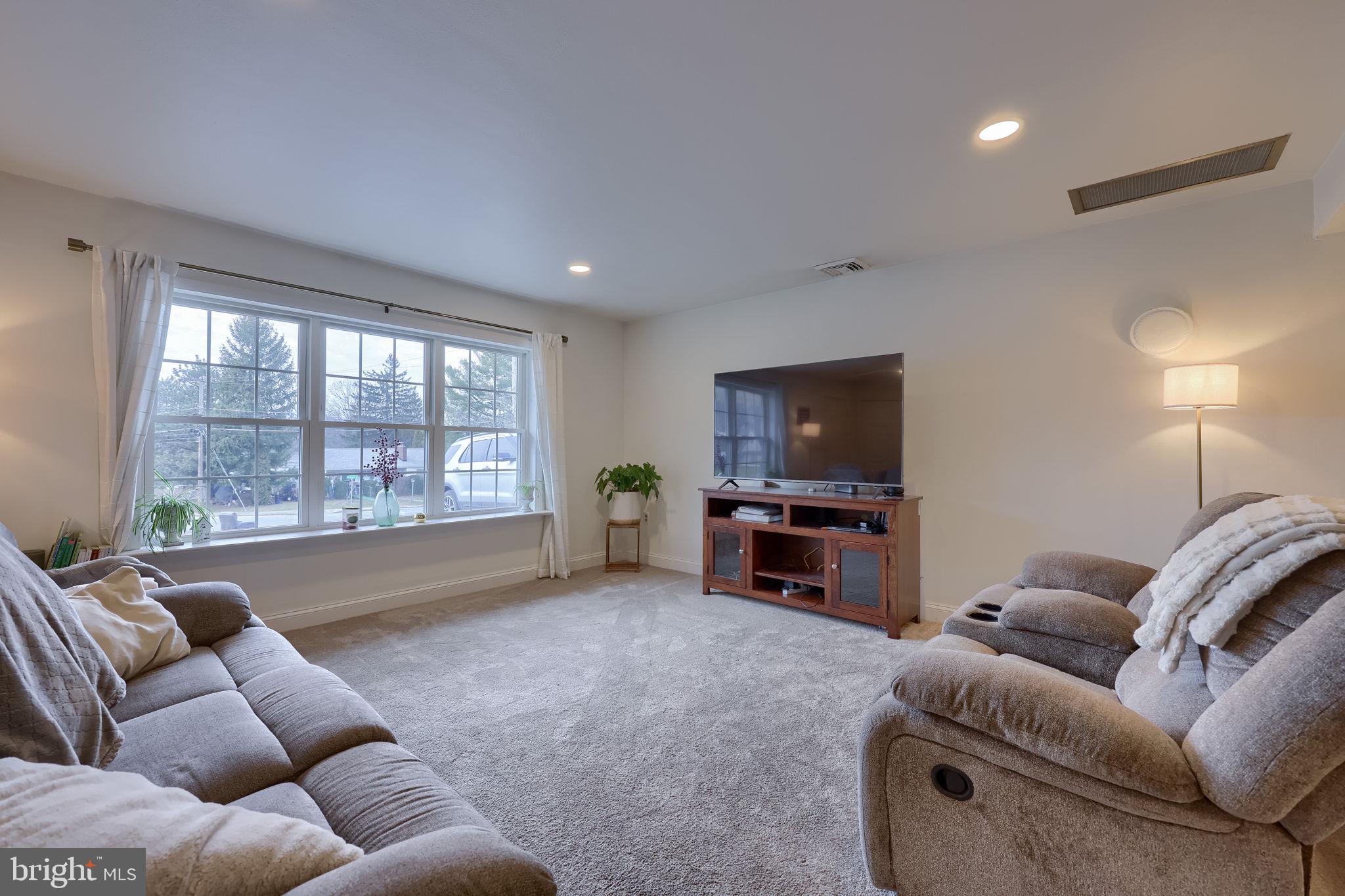 532 POINTVIEW AVENUE