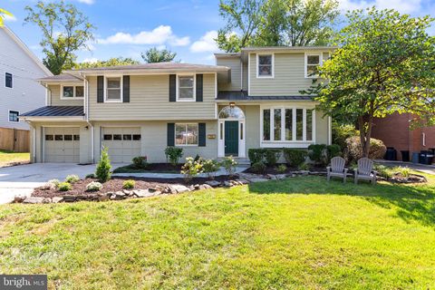Photo of 7702 Leesburg Drive, BETHESDA, MD 20817 (MLS # MDMC2198482)