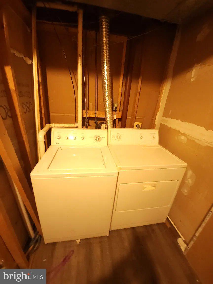 COLLEGE SQUARE - Residential Lease