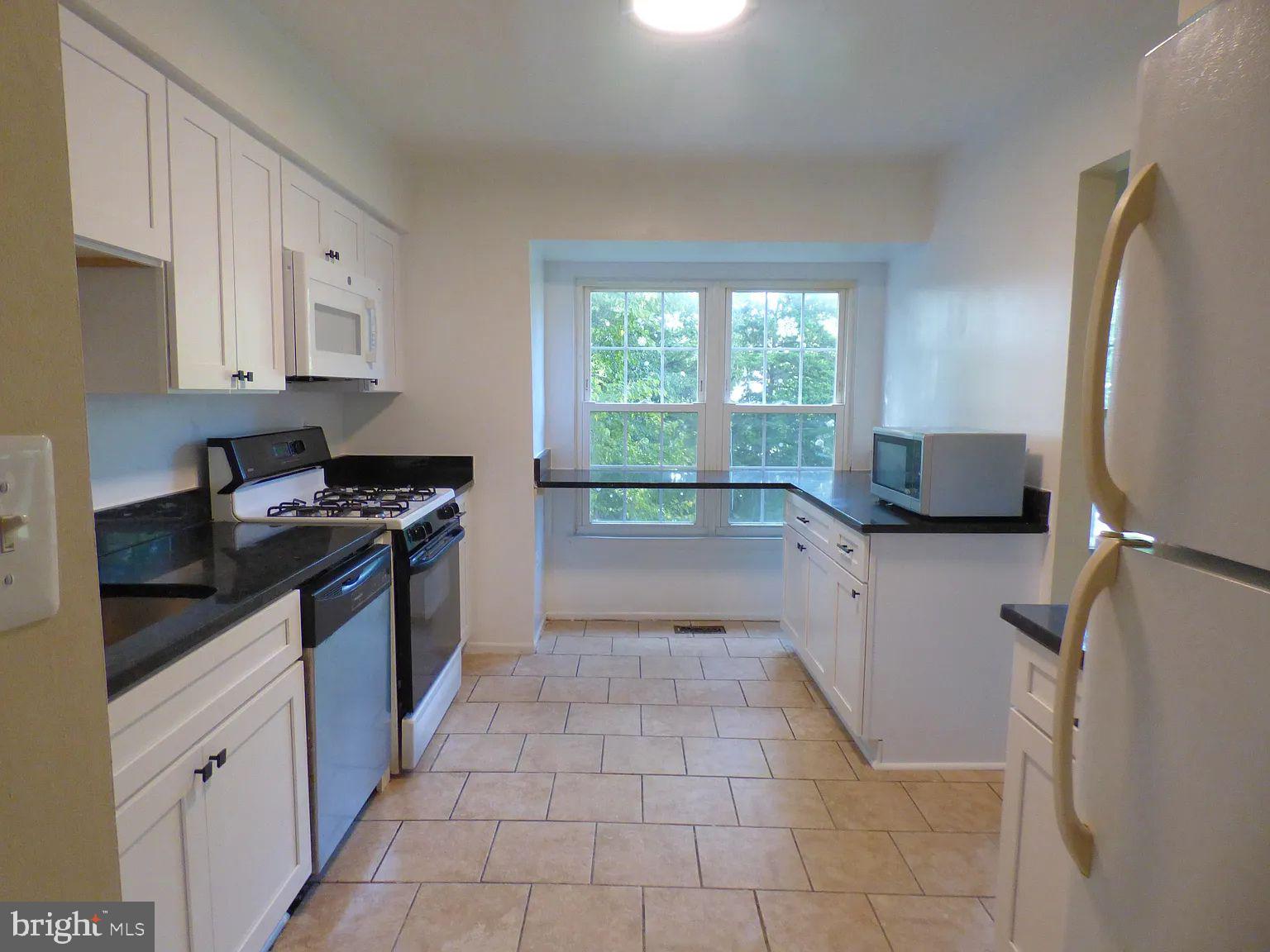 COLLEGE SQUARE - Residential Lease