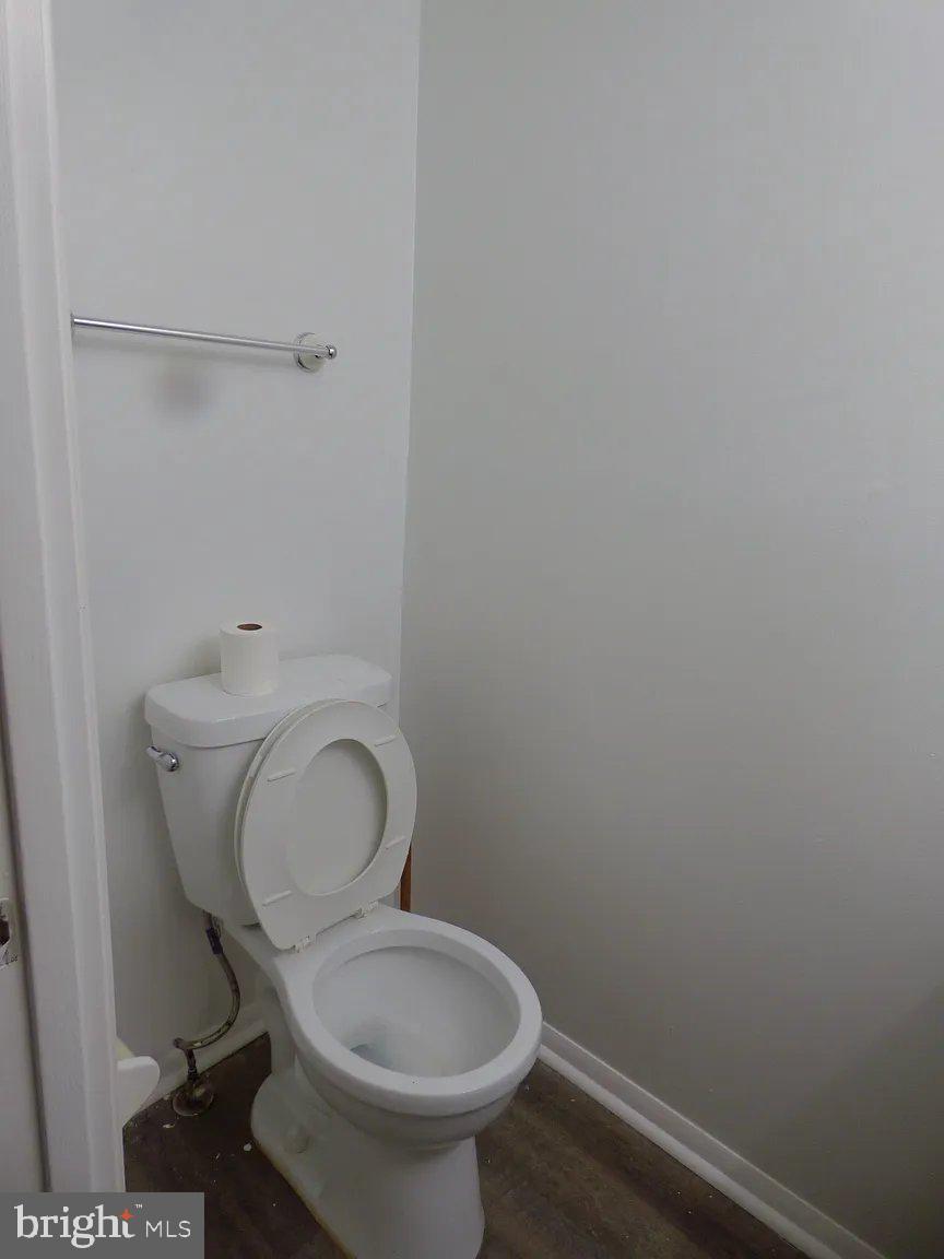 COLLEGE SQUARE - Residential Lease