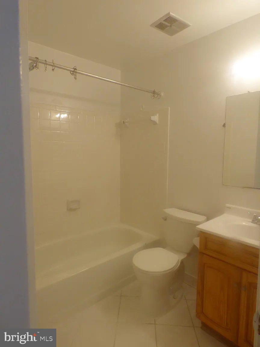 COLLEGE SQUARE - Residential Lease