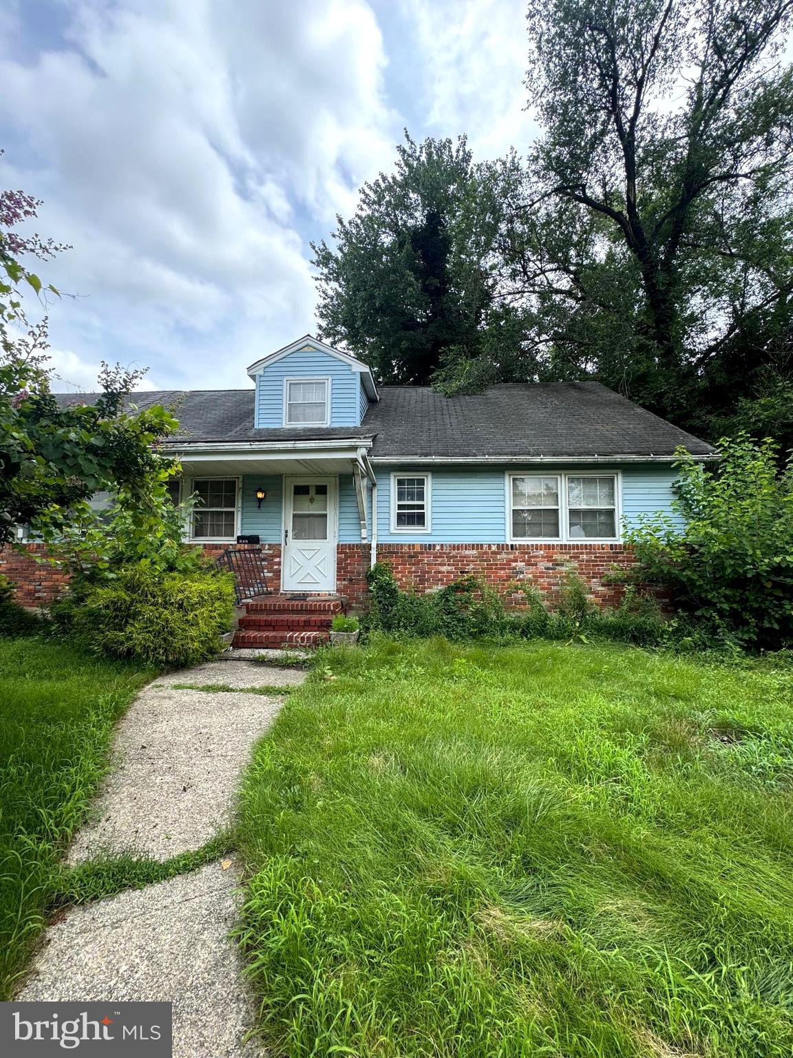 Location.! Well located Single family Home.! Great lot size and fenced backyard, 4 BR and 3FB, in need of a major rehab. Private parking pad and on street parking - Home sits on a Cul-de-sac which provides with extra privacy. Cash, Hard Money/Private Financing. Buyer to pay transfer and recordation taxes. Present contracts directly to listing agent. Property sold As-Is. Buyer to verify all listing information. Buyer to verify ownership interest *** ACCESS BY LISTING AGENT ONLY .*** Not Open for Go and Show. Coordinate with the listing agent for private showings and time schedules.