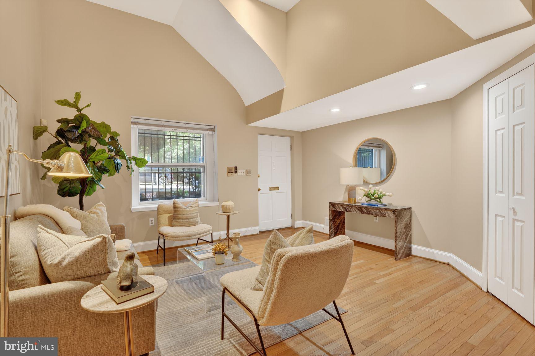 523 8TH STREET NE T2