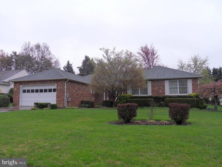 One level living at it's  best. Buyers will love this open rambler in the sought after Greenmont subdivision. Enjoy family gatherings in country kit overlooking family rm with gas FP. Great layout to include form living and din room, large master suite...  master bath includes soaking/ jet tub. Enjoy evenings on screened in porch w/  priv fenced yard. Det. gar/shed for lawn equip, motorcycle, etc.